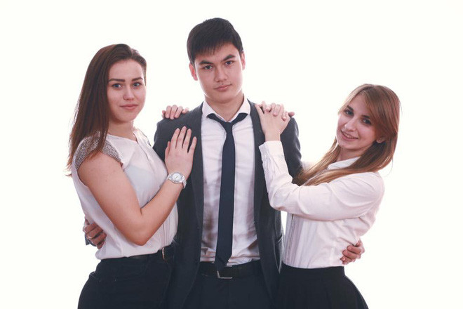 Văn Mạnh diện vest rất bảnh bao.