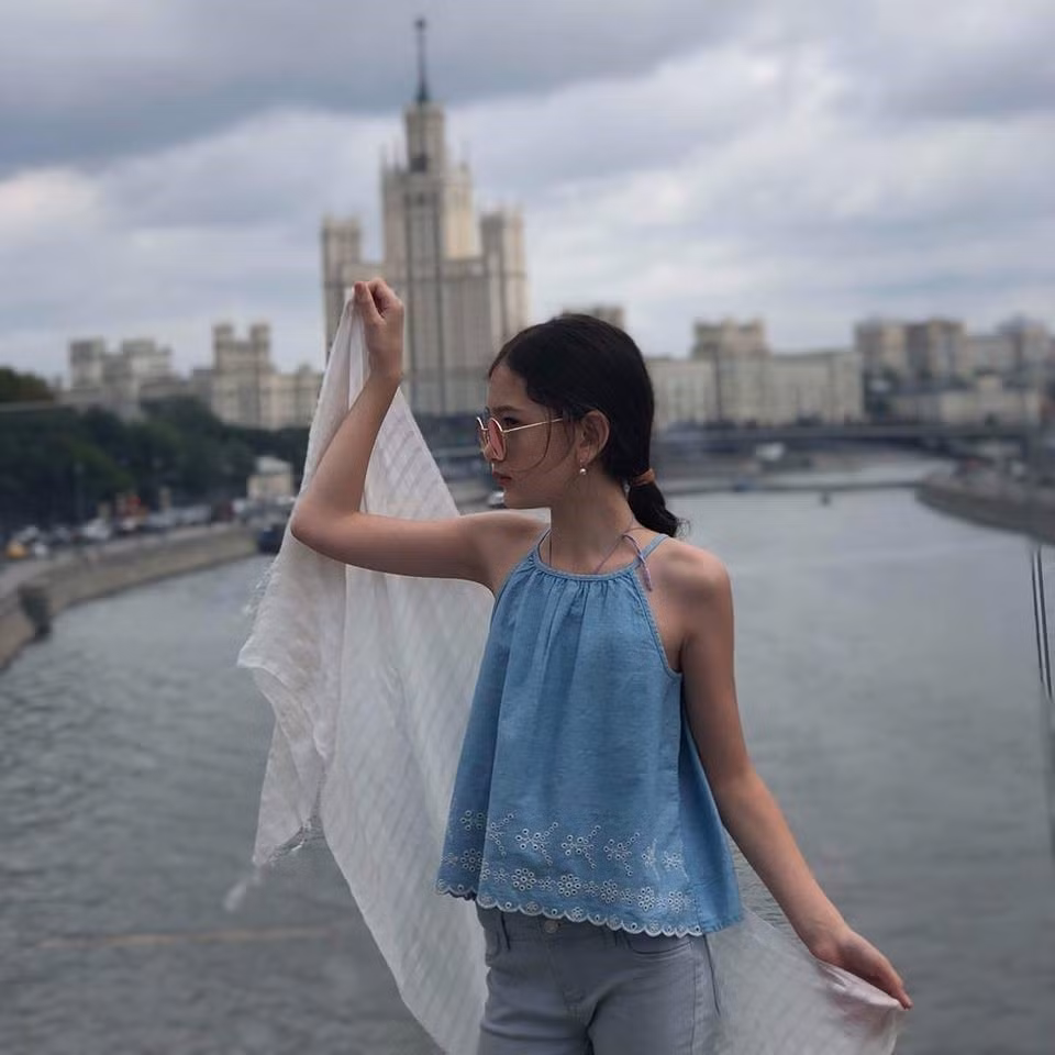 Với cách ăn mặc cá tính và vóc dáng xinh đẹp, cô bé này có triển vọng trở thành một người mẫu tương lai.