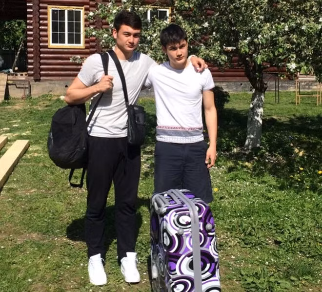 Phong cách ăn mặc đời thường của Văn Mạnh với quần đùi áo phông vẫn điển trai.