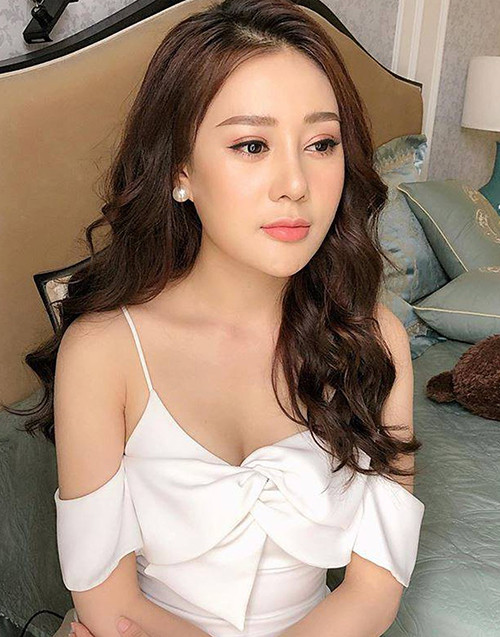 Dù rất tự tin với diện mạo mới sau khi phẫu thuật thẩm mỹ, Phương Oanh lại khiến nhiều khán giả tiếc nuối. Không ít người cho rằng sau đụng "dao kéo", cô trở nên đơ cứng, không đẹp như trước đó.