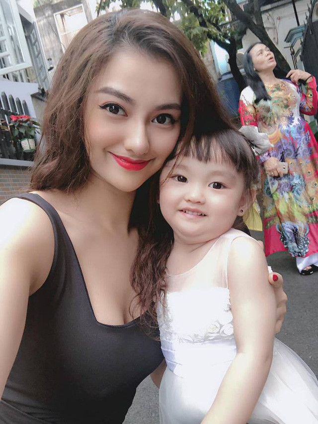 Khi nhiều người bạn cho rằng, Hồng Quế đã đủ đẹp rồi, không cần thiết phải cần đến thẩm mỹ, cô cho biết, vốn sở hữu đầu mũi dòm mồm, còn bị lệch hẳn sang một bên, không đẹp và cô muốn “đổi tướng”.