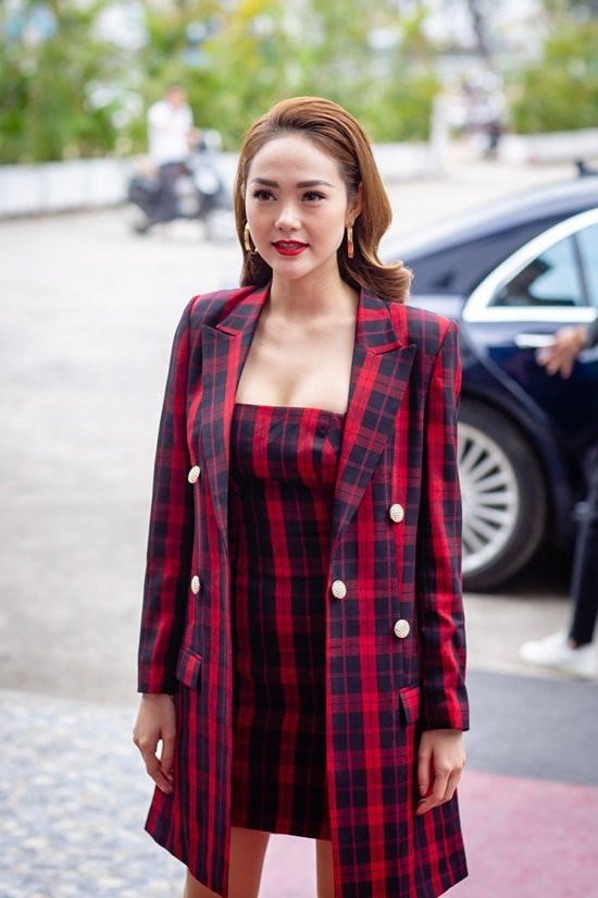 So với hình ảnh những ngày đầu mới vào nghề, Minh Hằng trông ngày càng già dặn hơn với gương mặt lại cứng đờ, thiếu cảm xúc. Tuy nhiên nữ ca sĩ chưa bao giờ xác nhận việc can thiệp dao kéo để chỉnh sửa nhan sắc.