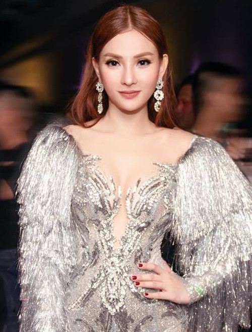 Ca sĩ Thu Thủy bất ngờ tái xuất hồi giữa năm 2108 với gương mặt như biến thành một người khác hoàn toàn. Nhiều người nghi ngờ cô đã "tút tát" mũi, miệng, cằm nhưng nữ ca sĩ 34 tuổi chọn cách giữ im lặng.