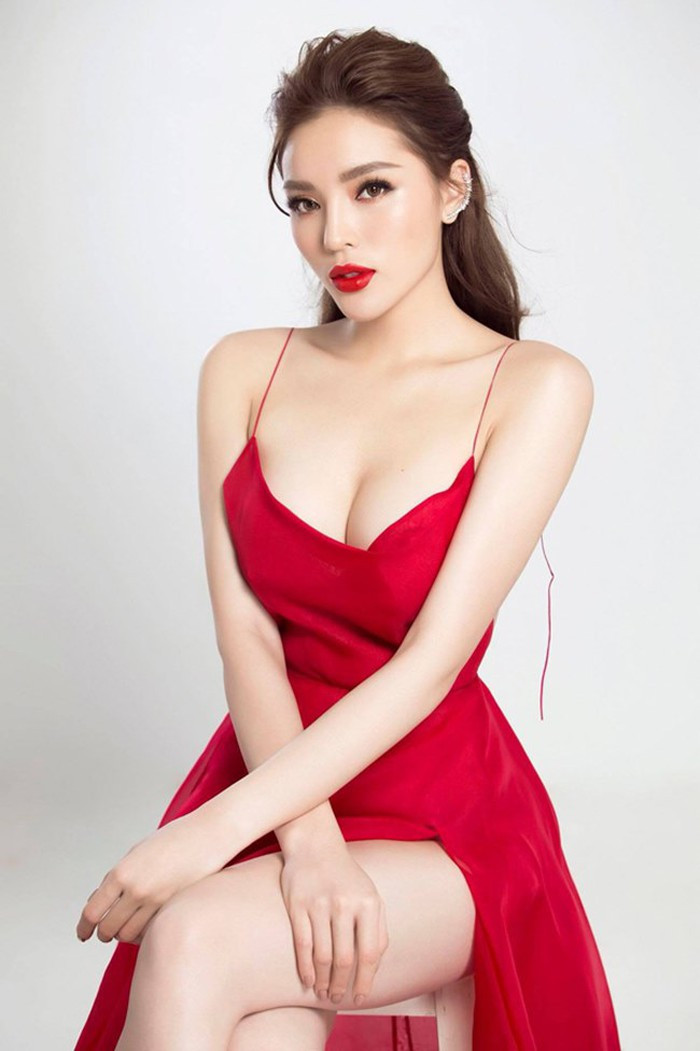 Cùng với việc "dao kéo" vòng một giúp thân hình quyến rũ hơn, gương mặt của Kỳ Duyên cũng ngày một khác lạ.