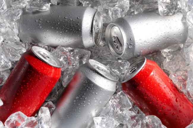 Nước ngọt: Các loại nước ngọt và nước có ga chứa nhiều đường và các nguyên liệu nhân tạo, có thể gây nhiều vấn đề về sức khỏe. Các nghiên cứu chỉ ra rằng uống 2 lon nước ngọt mỗi tuần làm tăng nguy cơ ung thư tuyến tụy gấp 2 lần.