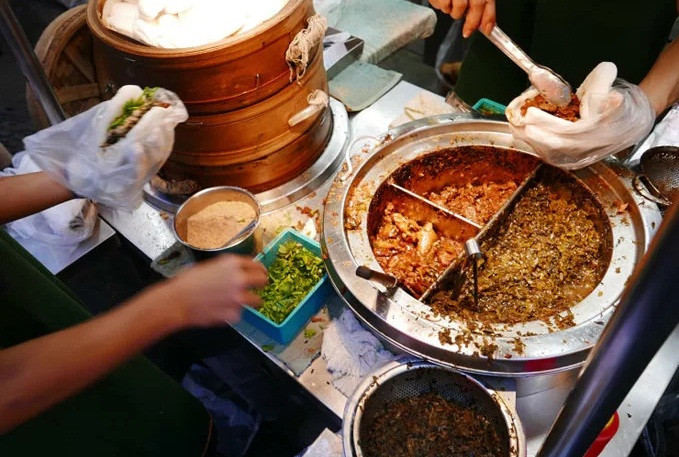 Khác với bánh bao truyền thống được bao kín các mặt, chiếc guabao gần giống với bánh burger phương Tây nhưng gập một phía, thay bánh mì bằng lớp bánh bao trắng, thơm nức.