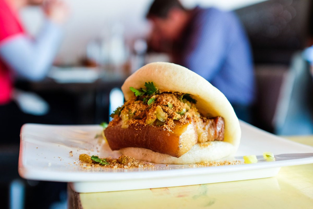 Guabao thường có phần vỏ là bánh bao trắng mềm mịn và xốp. Vỏ bánh thường được làm ngay tại quán và hấp chín, có hương vị thanh nhẹ.