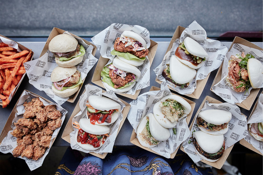 Cách đây vài năm, guabao ít được người ngoài Đài Loan biết tới. Tuy nhiên, sau khi được giới thiệu và trở thành món “hot” ở New York (Mỹ), các hàng bánh xuất hiện nhiều hơn để phục vụ các thực khách tò mò.