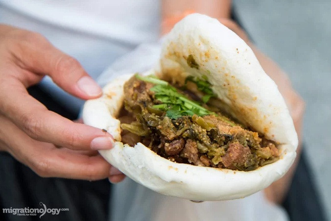 Theo truyền thống, guabao thường được ăn trong tiệc cuối năm, khi các sếp chiêu đãi nhân viên của mình. Một chiếc bánh nhiều nhân có dạng giống như ví đầy tiền, được cho là sẽ đem lại tài lộc dồi dào trong năm mới.