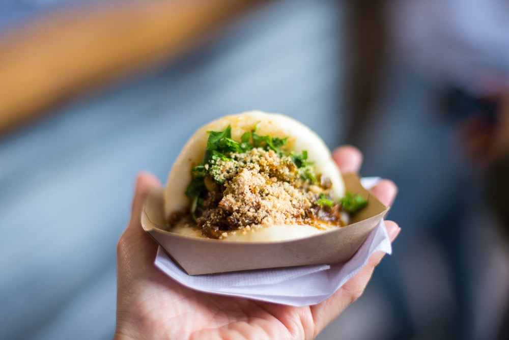 Nhân bánh được làm từ thịt ba chỉ chọn lọc kỹ lưỡng - không quá mỡ, không quá nạc (để thịt không khô và xơ sau khi hầm). Thịt được xào với tỏi, hành, đường, xì dầu và rượu gạo, sau đó hầm khoảng 2 tiếng. Kết quả là phần thịt đậm đà, ngon ngậy và như tan trọng miệng.