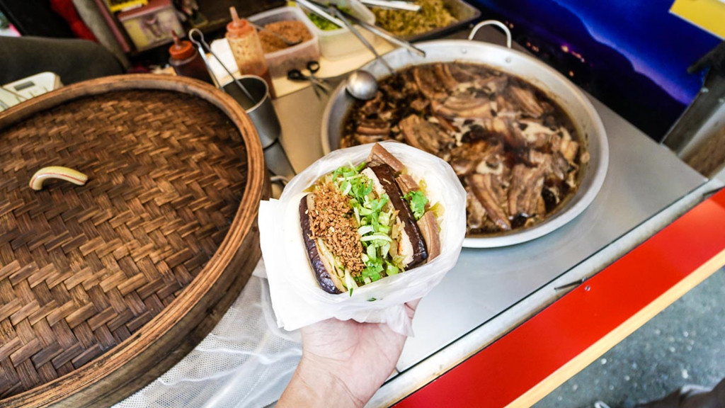 Ngoài ra, hình dạng đặc biệt với nhân thịt lợn kẹp trong bánh bao còn khiến đặc sản Đài Loan này có tên “hu yao zhu” - nghĩa là “hổ cắn lợn”.