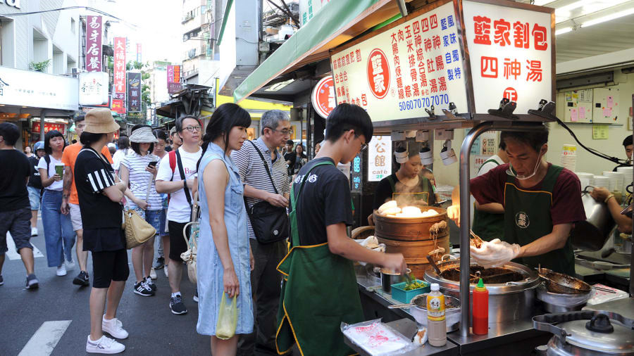 Hàng bánh bao kẹp thịt nổi tiếng nhất Đài Loan là Lan Jia Guabao ở đường Roosevelt (Đài Bắc). Đến đây, bạn sẽ thấy khách xếp hàng dài chờ tới lượt mua. Đầu bếp ở đây thay đổi công thức truyền thống bằng cách dầm nhỏ thịt sau khi hầm nguyên tảng.
