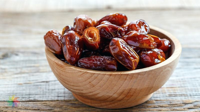 Ở Dubai, bạn có thể ghé qua bất kỳ nơi nào, từ khu chợ hay trung tâm thương mại, cửa hàng tạp hóa đều có thể mua bao nhiêu chà là tùy thích.