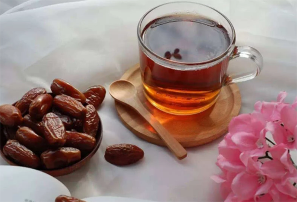 Quả chà là khô có thể ăn trực tiếp hoặc thêm vào trà uống cũng vô cùng hấp dẫn. Ảnh: Internet.