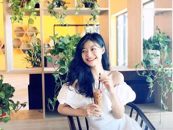 Tại cuộc thi Hoa hậu Thế giới Việt Nam 2019, Kiều Loan luôn xuất hiện với vẻ ngoài nhẹ nhàng trong những bộ cánh nữ tính, màu sắc nhã nhặn. Cách ăn mặc giản dị của nàng Á hậu 1 tạo cảm giác gần gũi, thân thiện.