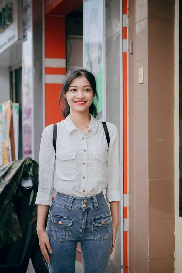 Kiều Loan thường xuyên ăn mặc giản dị với những chiếc áo sơ mi đi kèm quần jeans lưng cao.