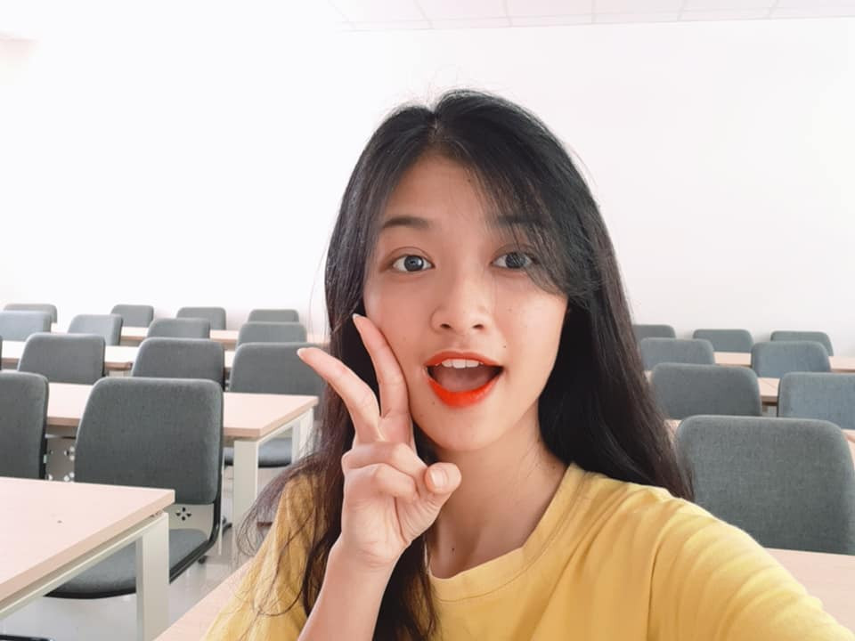 Cô nàng thường mặc áo phông đơn giản, nhẹ nhàng.