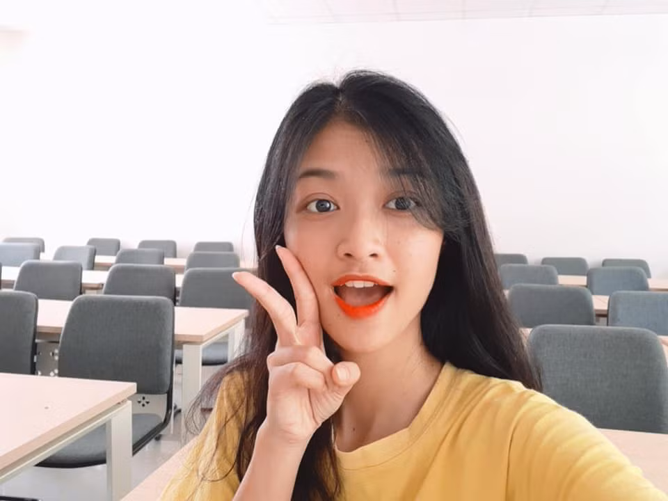 Cô nàng thường mặc áo phông đơn giản, nhẹ nhàng.