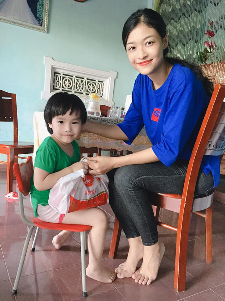 Trên trang cá nhân, Kiều Loan chia sẻ nhiều khoảnh khắc trong cuộc sống thường ngày. Khác với hình ảnh lộng lẫy trên sân khấu, á hậu ít trang điểm và chuộng phong cách thời trang nữ tính, nhẹ nhàng giữa đời thường. 