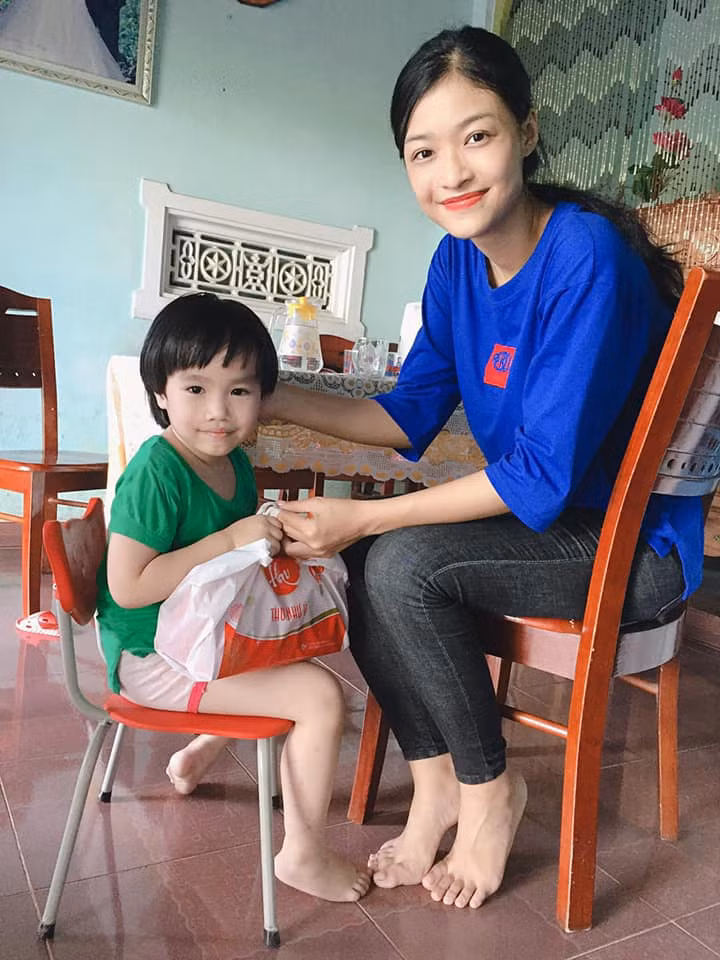 Trên trang cá nhân, Kiều Loan chia sẻ nhiều khoảnh khắc trong cuộc sống thường ngày. Khác với hình ảnh lộng lẫy trên sân khấu, á hậu ít trang điểm và chuộng phong cách thời trang nữ tính, nhẹ nhàng giữa đời thường. 