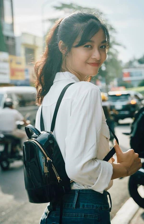 Ngoài đời, á hậu 1 cũng là cô gái nhẹ nhàng, nữ tính từ phong cách thời trang cho đến cách trang điểm.