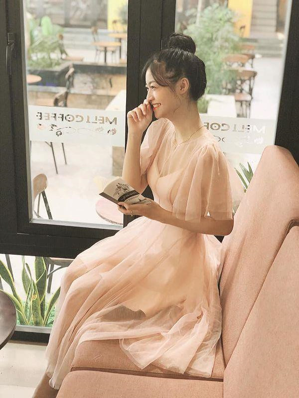 Có thể thấy Kiều Loan thường mặc tông màu trắng, nude hay hồng ngọt ngào.