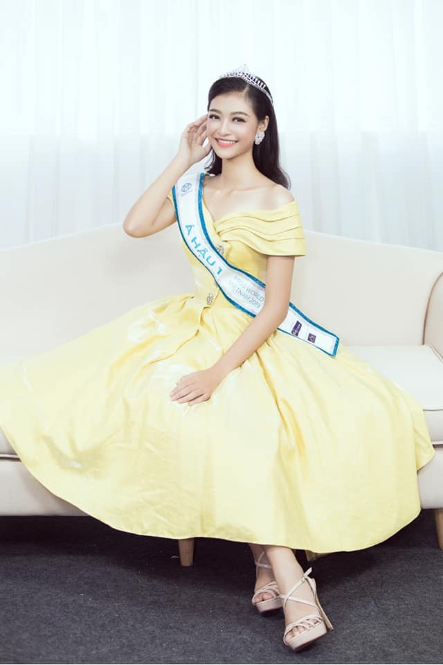 Khi đi sự kiện, cô cũng ưu tiên những kiểu váy xoè nhẹ nhàng với những tông màu dịu mắt.