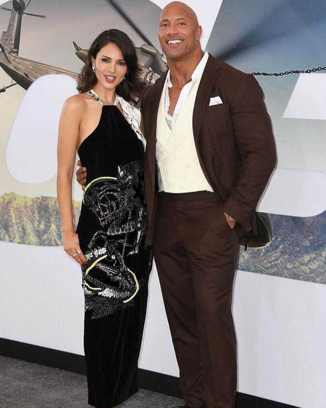 Cô được đánh giá là một trong những nữ diễn viên trẻ người Mexico thành công khi lấn sân Hollywood trong vài năm trở lại đây.