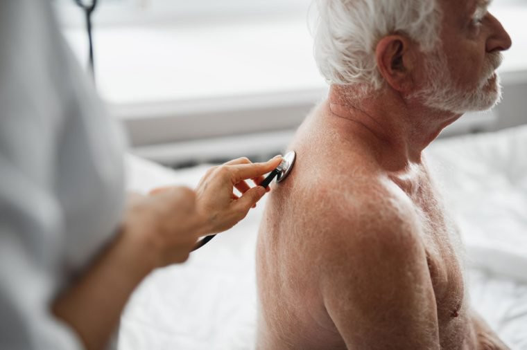 Kiểm tra sức khỏe định kỳ: Để sống lâu hơn, bạn nên khám sức khỏe định kỳ để ngăn ngừa bệnh bệnh hay ít nhất là bắt bệnh từ sớm.