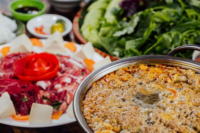 Lẩu cua đồng: Không phải là ghẹ hay những con cua to chỉ với những con cua đồng bình dân cũng có thể tạo ra món ngon đặc sản Vĩnh Long. Cua đồng bắt về rửa sạch rồi xay nhuyễn. Sau đó lọc lấy phần thịt cua cho vào nước lẩu. Các nguyên liệu còn lại của lẩu cua đồng có thể là đậu hủ, tôm, sườn bò, nấm hương, rau...