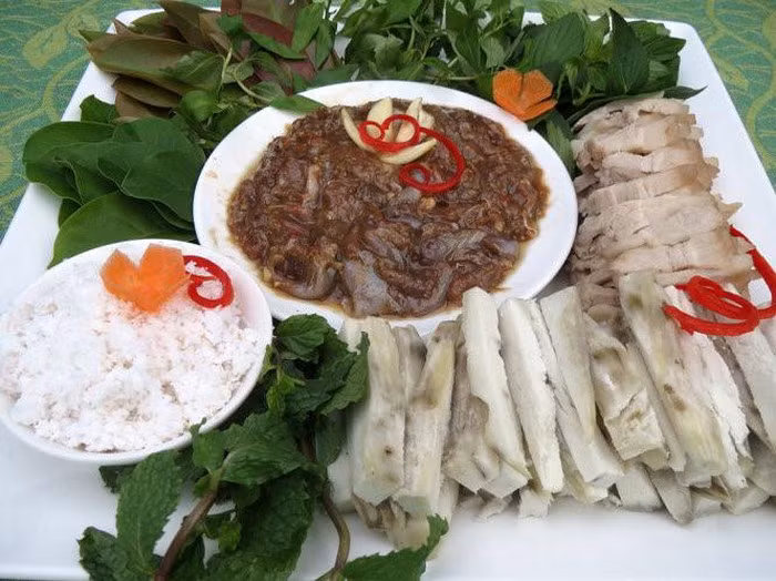 Khoai lang mắm sống cuốn lá cách: Khi ăn, bạn dùng đọt lá cách cuốn từng miếng khoai lang, dừa nạo, rau thơm vào cùng nhau rồi chấm nước mắm chua. Món ăn dân dã này ngon ở cách pha chế nước chấm và chọn rau sống (thường là tía tô, quế, húng đất).