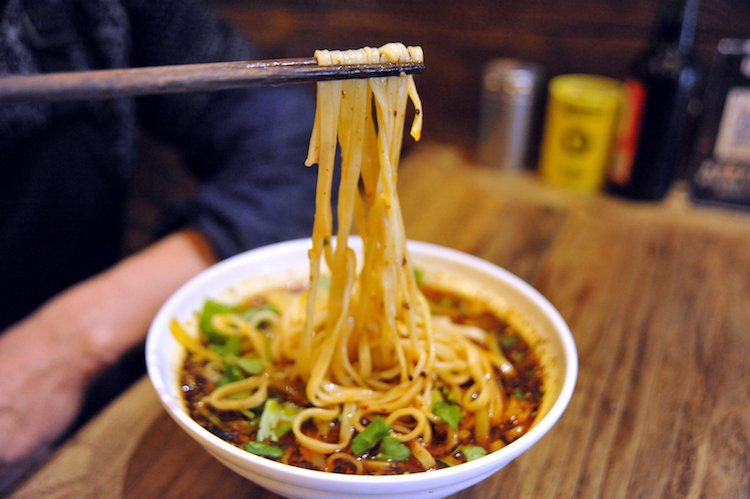 Khi ăn mì trường thọ, phải ăn một hơi hết cả sợi mì và trước khi đưa mì vào miệng, không được cắn đứt sợi mì. Nét độc đáo trong văn hoá này ngày nay vẫn được người Trung Hoa duy trì và mang ý nghĩa đặc biệt trong đời sống tinh thần của họ. Ảnh: Internet.