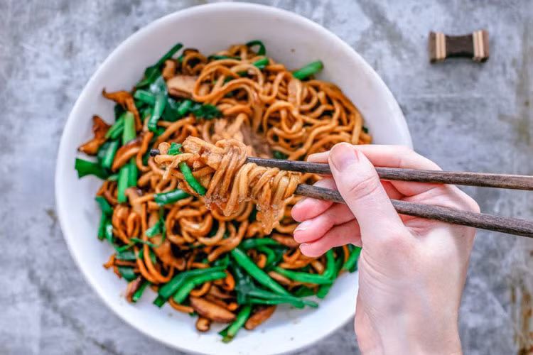 Đây là một trong những món ăn có công đoạn chế biến phức tạp, nên mặc dù đã có mặt ở Trung Hoa từ khá lâu nhưng không phải ai cũng có thể chế biến được. Mì trường thọ chỉ được khoảng vài trăm người biết làm mà thôi.