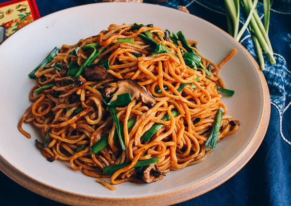 Người Trung Quốc quan niệm rằng việc ăn một bát mì trường thọ cũng giống như lời cầu chúc cho người đó mạnh khỏe, sống lâu trăm tuổi vậy.