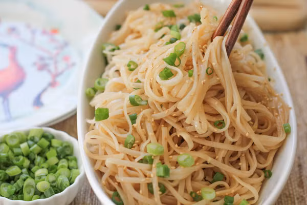 Mì trường thọ được chế biến với phần nước đặc biệt, có thể ăn kèm cùng thịt vịt quay, thịt xá xíu hoặc tôm sú, hoặc có thể ăn riêng một mình. Thưởng thức mì trường thọ theo cách nào bạn cũng đều cảm nhận được vị ngon, rất riêng của nó.