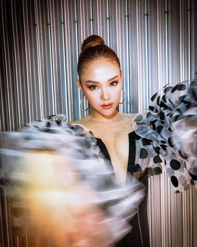 Hình ảnh cô mặc chiếc váy với đường xẻ cổ chữ V sâu hun hút. Minh Hằng khiến giới mộ điệu "căng mắt" khi cô trình diễn thời trang trong thiết kế táo bạo này.