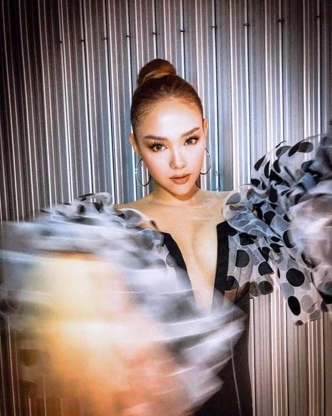 Hình ảnh cô mặc chiếc váy với đường xẻ cổ chữ V sâu hun hút. Minh Hằng khiến giới mộ điệu "căng mắt" khi cô trình diễn thời trang trong thiết kế táo bạo này.