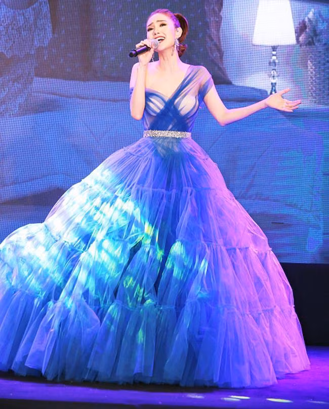 Dù hóa thân thành nàng công chúa nhưng để lộ miếng lót ngực rõ mồn một, Minh Hằng nhanh chóng có tên trong top xấu vì lỗi trang phục nghiêm trọng.