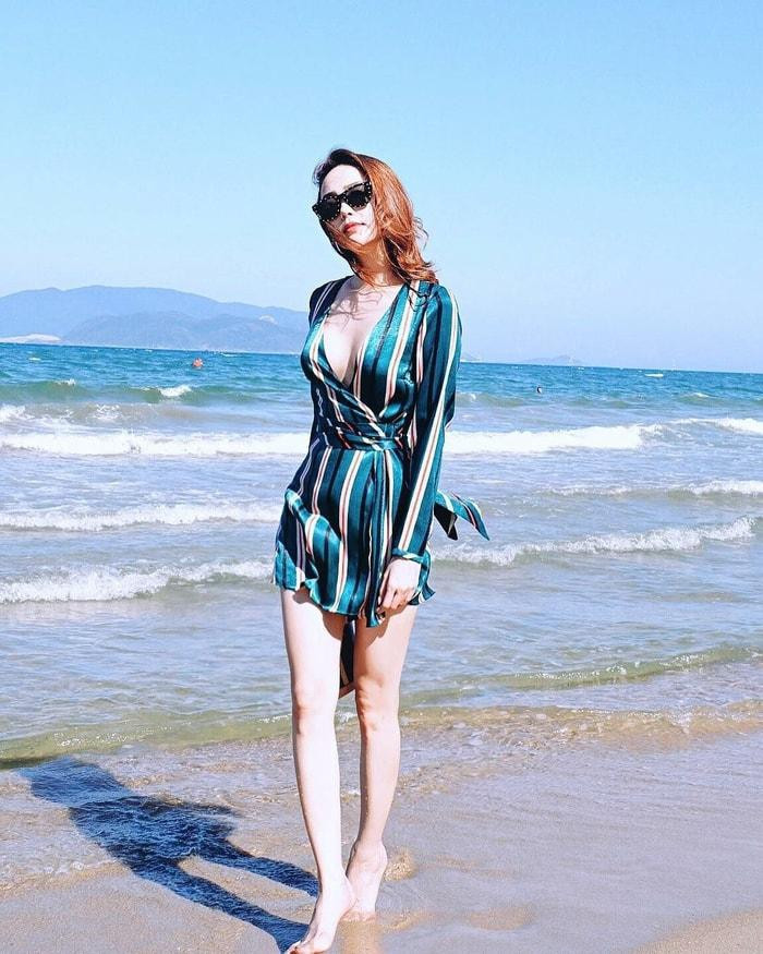 Trong thiết kế váy xẻ ngực sâu táo bạo, nữ nghệ sĩ khoe vòng một đẫy đà cùng làn da trắng không tỳ vết.