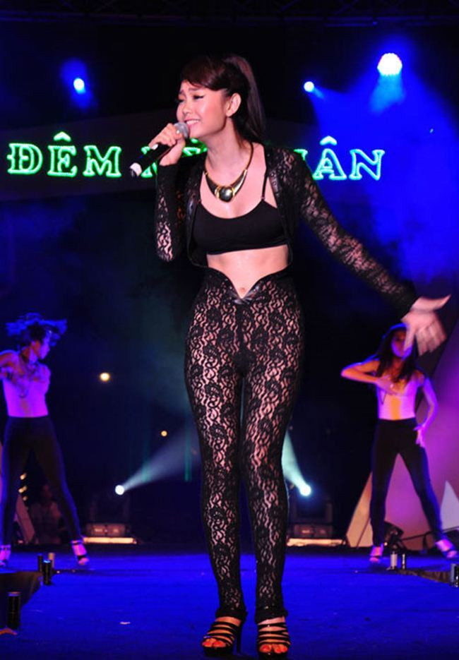 Vài năm về trước, Minh Hằng cũng từng bị phạt 3,5 triệu đồng vì mặc đồ diễn phản cảm gây " dậy sóng" dư luận.