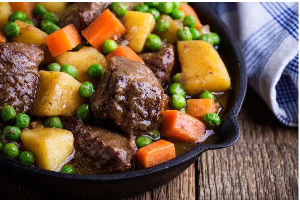 Stoba là món hầm phổ biến ở Curacao được làm từ thịt dê và các loại rau củ. Món ăn này có hương vị riêng biệt từ các loại gia vị ở Curacao và chúng rất cay. Ảnh: Taste the Islands