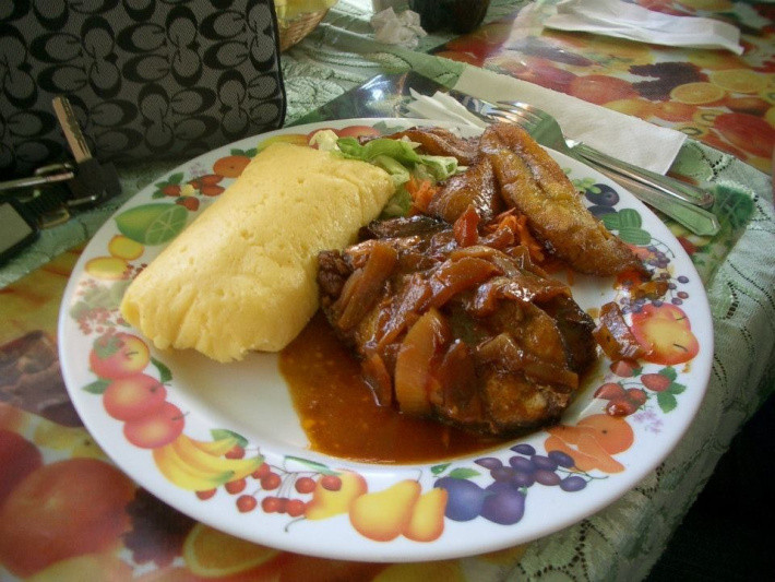 Funchi/Tutu: Cả funchi và tutu đều là những món ăn được làm từ bột ngô có nguồn gốc từ châu Phi và nó thường được phục vụ như một món ăn phụ.