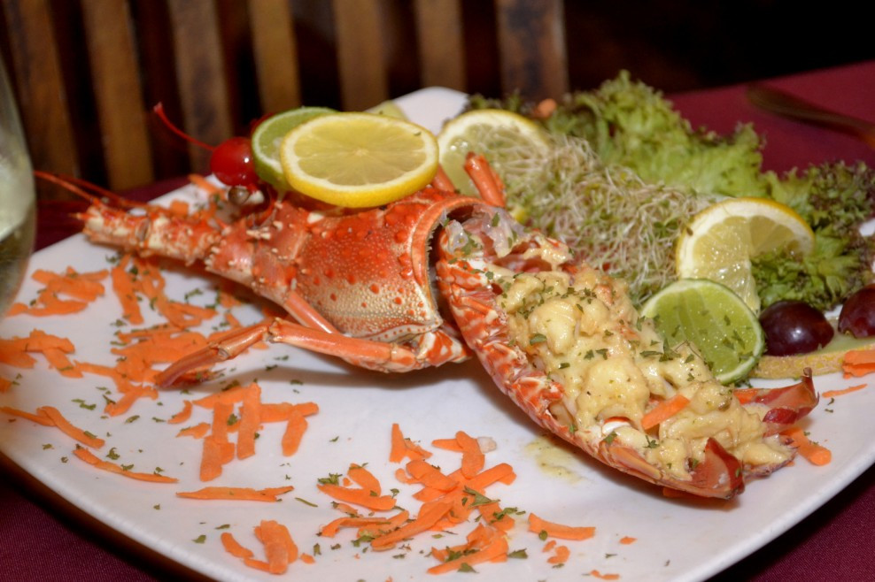 Hải sản: Có dịp du lịch Curacao, bạn nên thử các món hải sản tươi ngon tuyệt vời. Tại đây, bạn có thể tìm thấy những món ăn phổ biến từ cá trích. Tôm cũng khá phổ biến ở Curacao.