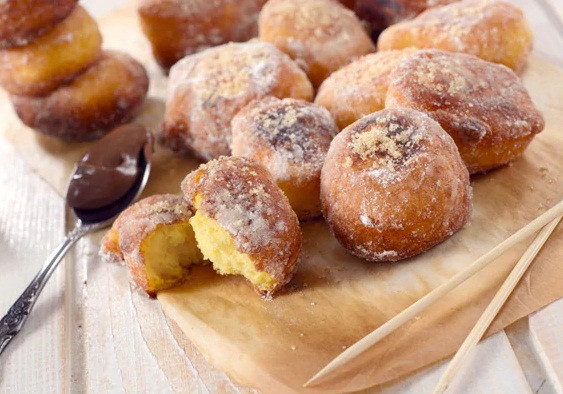 Oliebollen là phiên bản bánh rán của Hà Lan. Bánh được chiên giòn và phủ đường bột. Nếu có dịp du lịch Curacao, du khách có thể dễ dàng tìm món ăn này nếp thử.