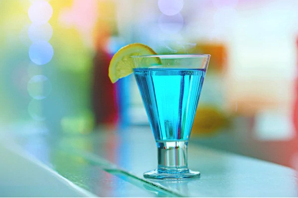 Rượu rum xanh truyền thống của Curacao được sản xuất bằng cách ngâm vỏ cam Laraha khô trong rượu trắng trong vòng vài ngày, sau đó vớt vỏ cam ra và thêm vào một số hương liệu khác. Ảnh: Internet, Carnival.