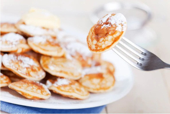 Poffertjes là chiếc bánh phồng nhỏ được làm từ bơ và đường bột.