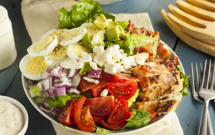 Salad Cobb cũng là món ăn thường xuất hiện trong thực đơn của ông Trump. Món này gồm thành phần là phô mai, trứng và thịt xông khói và ít rau.