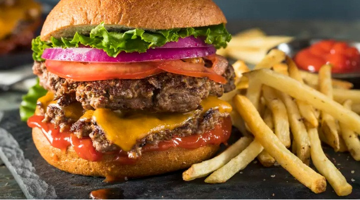 Khoai tây chiên: Ông Trump có tình yêu với bánh hamburger và khẩu phần luôn có thêm khoai tây chiên. Ông là khách hàng thường xuyên của McDonald. Nhà văn Jen Deadrick từng đăng trên Twitter kể về sở thích này của Trump. Một lần, người đứng đầu nước Mỹ đặt mua khoai tây chiên tại một cửa hàng mà đầu bếp là bạn của Deadrick.