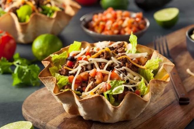 Ông Trump đặc biệt thích bánh Tacos của người Tây Ba Nha. Ông thích lớp vỏ bánh giòn tan bên ngoài, một ít thịt nạc được tẩm ướp đậm đà bên trong cùng phô mai, kem chua, tuyệt nhiên không có xà lách. 