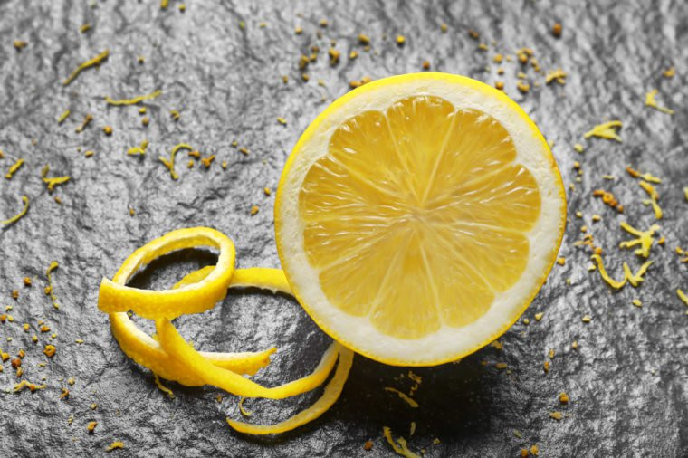 Ngậm chanh: Axit từ chanh sẽ trung hòa alliinase, loại enzyme gây mùi được giải phóng từ tỏi nghiền.